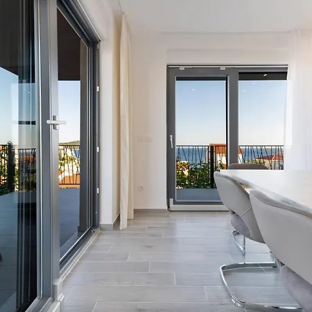 Sunset Apartment *